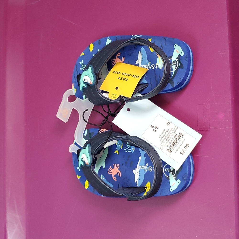 Cat & Jack, baby shark, flip flops/ sandals, navy, size 5/6 - Picture 5 of 8